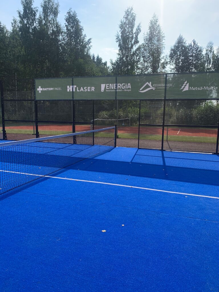 Padel -kenttä sijaitsee aivan hotellin parkkipaikan vieressä.